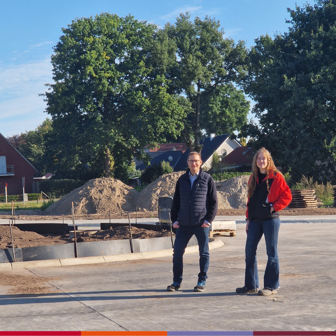 Zwei Menschen vor dem Kreisverkehr