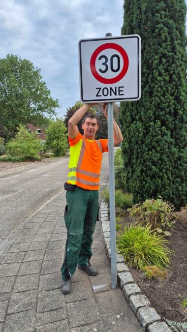 Foto Tempo 30-Schild mit Bauhofmitarbeiter