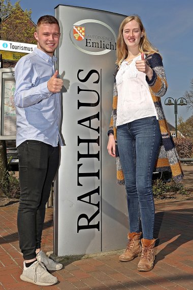 Bild Auszubildende Rathaus Emlichheim Bild Auszubildende Rathausstele